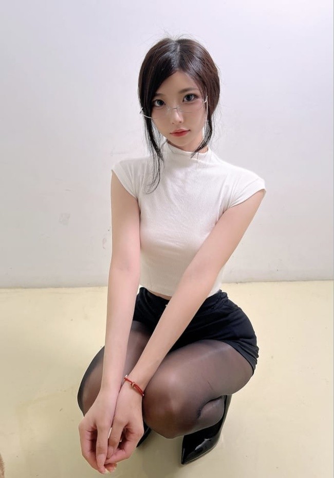 [微密圈]陈妮妮 – 诱惑的秘书 [14P-22M]-365学习资料