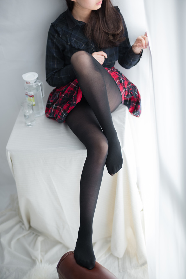 森萝财团 – R15-008 玩手机的黑丝妹妹[78P413M]-365学习资料